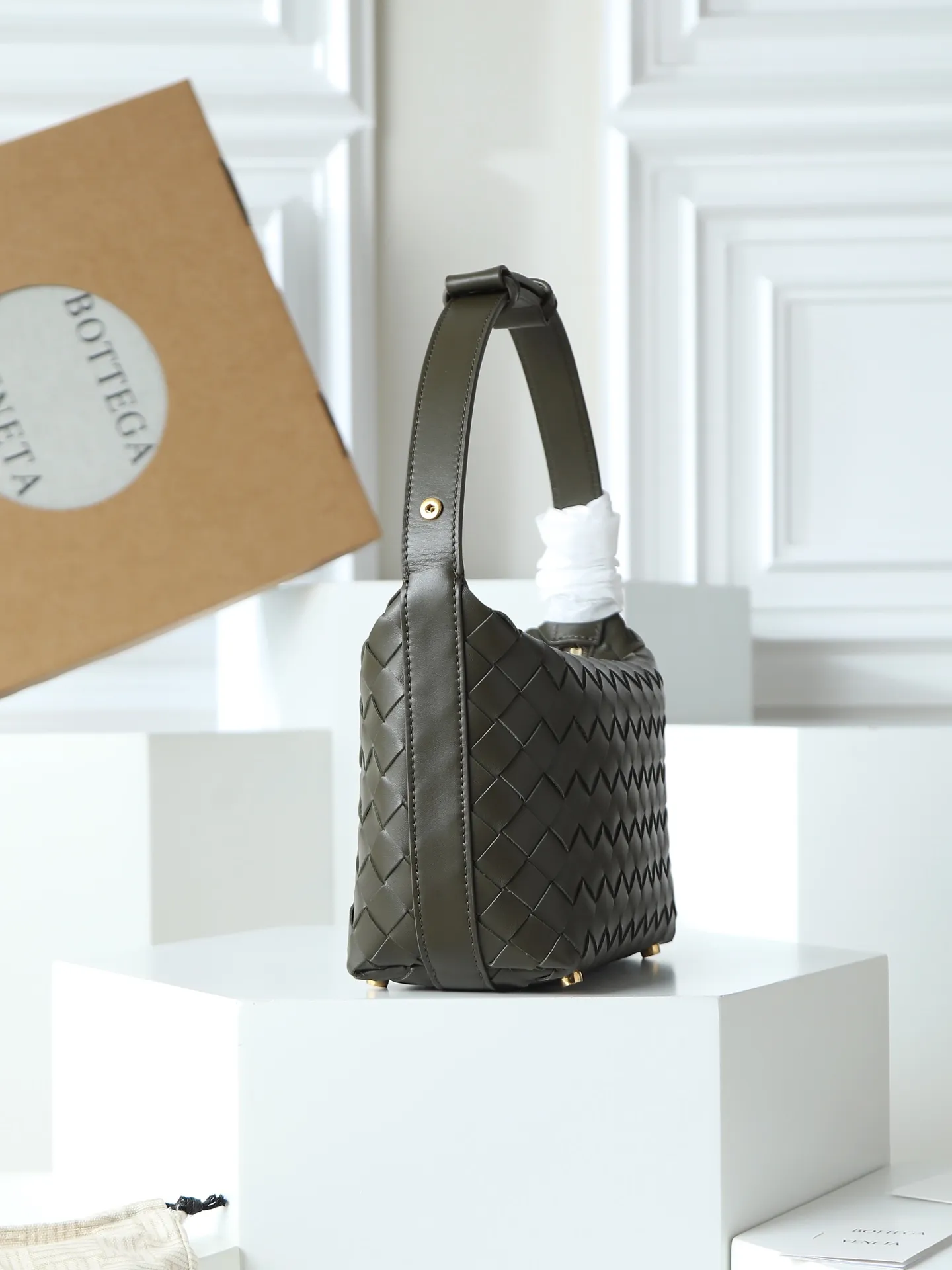 Batch 1620. A lunch bag that is predicted to be popular again this year. The entire bag is made of top-grade naa lambskin. It is very soft and lightweight. It also uses the intrecciato weaving process that the two founders spent several months developing from the beginning of the brand. It is completely hand-woven by Italian craftsmen. It perfectly reflects the craftsmanship of Bottega. The entire bag shape is also a very practical and popular lunch box bag shape. The slightly curved arc of the bag mouth can also better fit our wrists. Style number: 754443 Size: 22*13*9